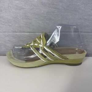 Clarks Artisan Green Suede Thong Sandals Women Size 7 Boho Slide